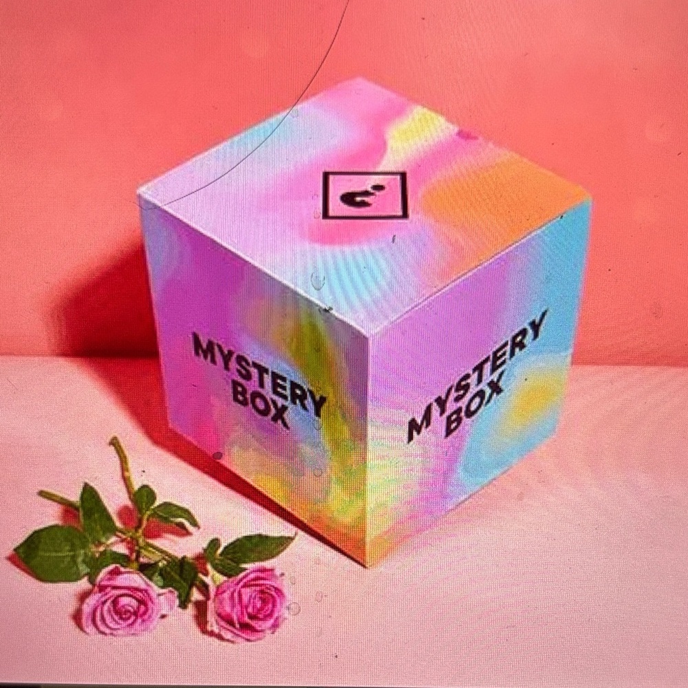 WOMEN’S CLOTHING MYSTERY BOX